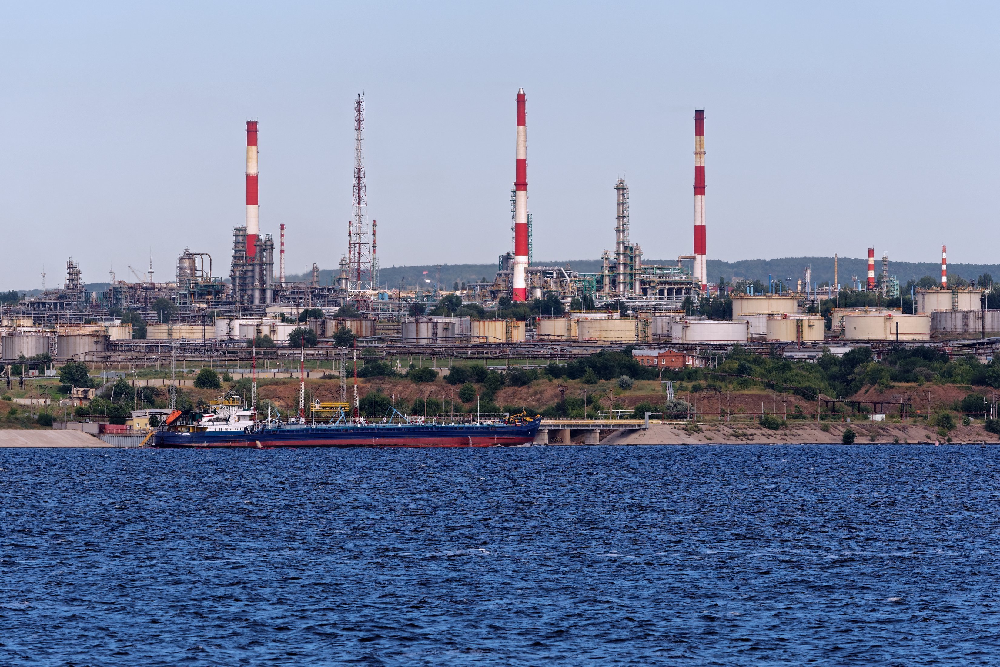 Саратовский нефтеперерабатывающий завод (Фото от Alexxx Malev с сайта flickr.com)